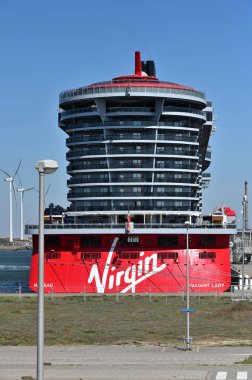 IJmuiden, Hollanda - 21 Nisan 2022: Valiant Lady yolcu gemisi Virgin Voyages tarafından işletiliyor. IJmuiden, Hollanda 'nın Kuzey Hollanda eyaletinde bir liman kentidir.