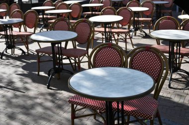 Boş restoran masaları ve sandalyeler. Kimse yok.