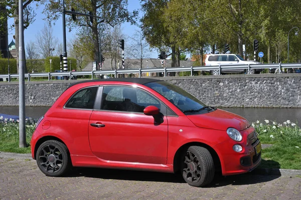 Haarlem Niederlande April 2022 Ein Roter Fiat 500 Parkt Auf — Stockfoto