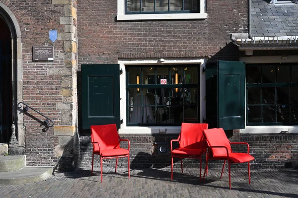 Haarlem Nederländerna April 2022 Tomma Restaurangröda Stolar Inga Människor Haarlem — Stockfoto