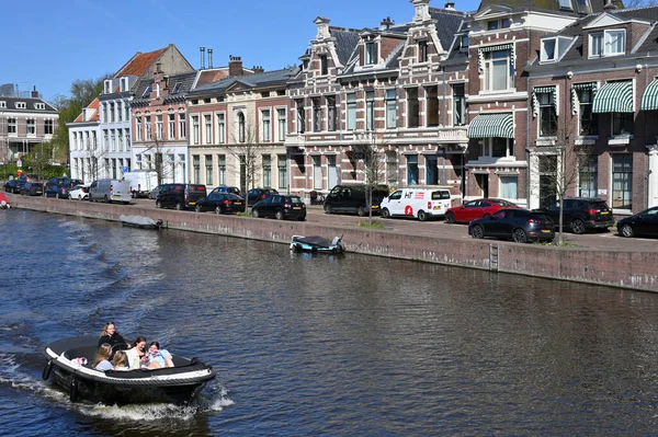 Haarlem Nederländerna April 2022 Kanal Och Typiska Hus Den Historiska — Stockfoto