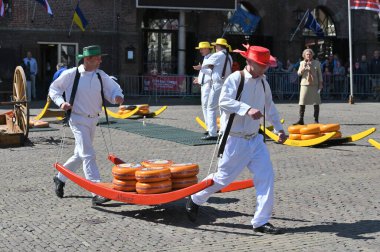 Alkmaar, Hollanda - 22 Nisan 2022: Bu tüccar pazarının Alkmaar, Hollanda 'daki geleneksel Peynir Pazarı' nda nasıl işlediğinin gösterimi sırasında kimliği belirsiz kişiler