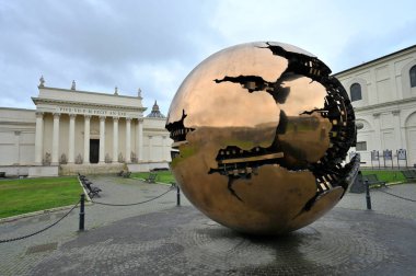 Vatikan Şehri, Roma - 15 Şubat 2022 Vatikan 'da Globe. Dünya gezegenini gösteren bir heykel, Roma, İtalya 'daki Vatikan müzesi.