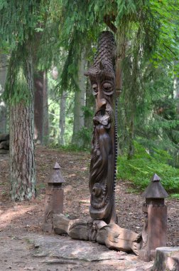 Juodkrante, Litvanya - 24 Ağustos 2022: Ormanda eski ahşap heykeller. Juodkrante, Litvanya 'daki Cadı Tepesi Parkı. Cadıların Tepesi açık hava heykel galerisidir.