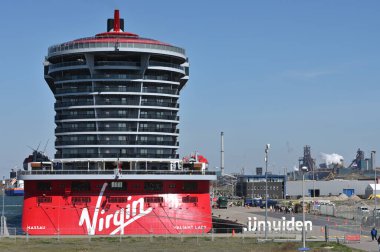 IJmuiden, Hollanda - 21 Nisan 2022: Valiant Lady yolcu gemisi Virgin Voyages tarafından işletiliyor. IJmuiden, Hollanda 'nın Kuzey Hollanda eyaletinde bir liman kentidir.