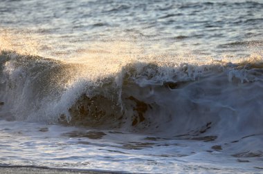 Akdeniz kıyılarında fırtına sırasında dalga tatili