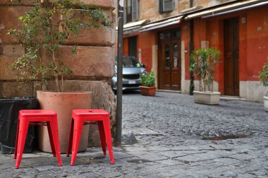 İtalya 'nın Roman şehrinde sokakta kırmızı metal sandalyeler