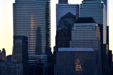 Jersey City, NJ, ABD - 14 Şubat 2023 Sabah Saati - New York, Manhattan 'da gün doğumu. Jersey City 'nin rıhtımından görüntü