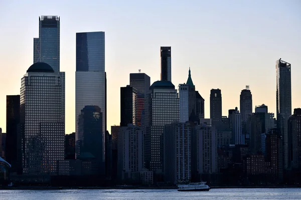 2023年2月14日 朝の時間 マンハッタンのダウンタウン ニューヨークの日の出 ジャージーシティのウォーターフロントからの眺め — ストック写真
