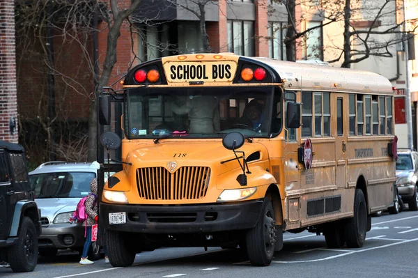 Ciudad Nueva York Febrero 2023 Autobús Escolar Amarillo Una Carretera — Foto de Stock