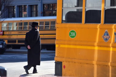 New York City - 14 Şubat 2023: Brooklyn, New York City, ABD 'de sokakta yürüyen kimliği belirsiz insanlar