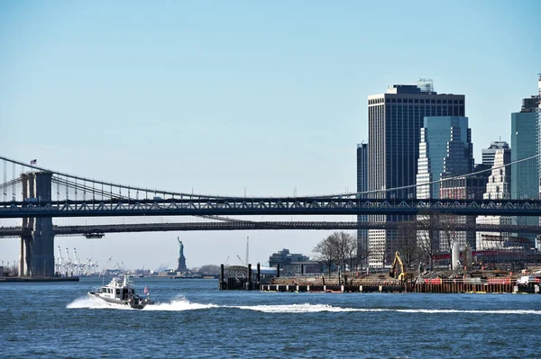 ニューヨーク市 2023年2月14日 アメリカ合衆国ニューヨーク市イースト川に架かる橋の眺め — ストック写真