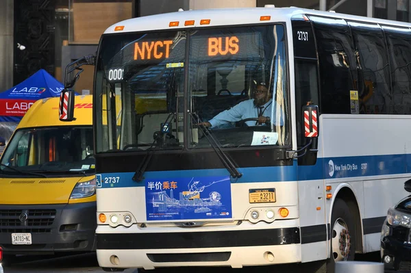Nova Iorque Fevereiro 2023 Transporte Público Rua Manhattan Nova York — Fotografia de Stock