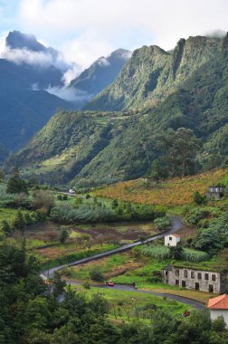 Madeira, Aralık 01, 2022: Ponta Delgada, Sao Vicente - Atlantik Okyanusu kıyısında küçük bir kasaba, Madeira Adası, Portekiz