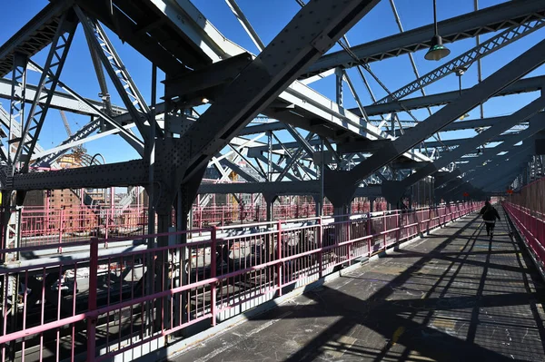 2023年2月14日 纽约市威廉斯堡大桥 Williamsburg Bridge 的内部吊桥 — 图库照片