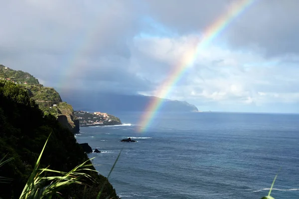 Gökkuşağıyla Atlantik Okyanusu Üzerinde Dramatik Renkli Gökyüzü Madeira Adası Nda — Stok fotoğraf