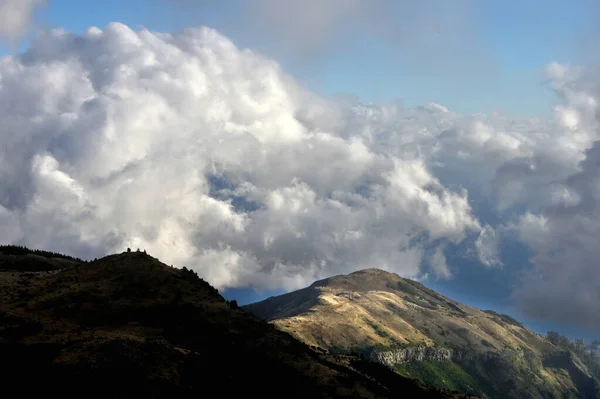 Paisagem Bela Paisagem Nebulosa Acima Das Montanhas Ilha Madeira Portugal — Fotografia de Stock