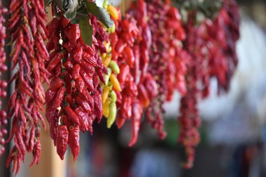 Madeira Adası 'ndaki Çiftçi Pazarı' nda satılmaya hazır farklı türde kuru biber.