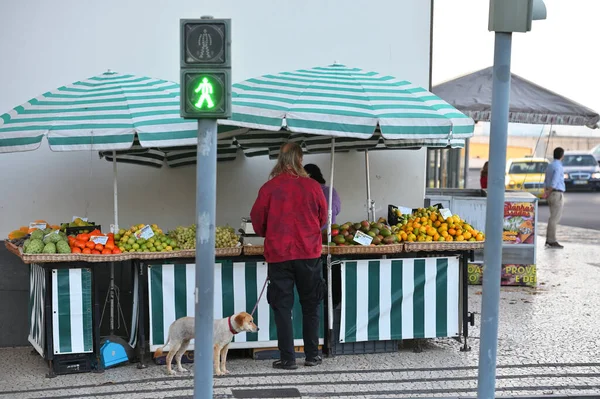 Funchal Madeira Noviembre 2022 Personas Identificadas Comercian Frutas Calle Funchal — Foto de Stock