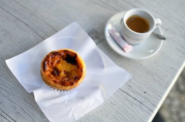 Geleneksel Portekiz kekleri pastel de nata ve bir fincan kahve.