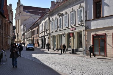 Vilnius, Litvanya - 18 Mart 2023: Litvanya 'nın Vilnius kentindeki tipik cadde