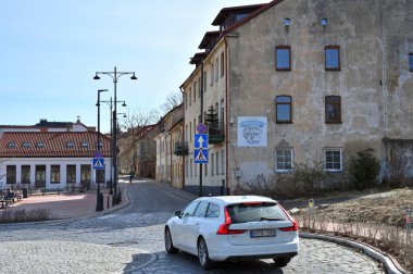 Vilnius, Litvanya - 18 Mart 2023: Litvanya 'nın Vilnius kentindeki tipik dar sokaklar