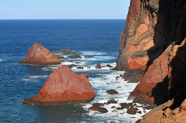 Вид Скелі Острова Мадейра Атлантичному Океані Заході Сонця Червона Земля — стокове фото