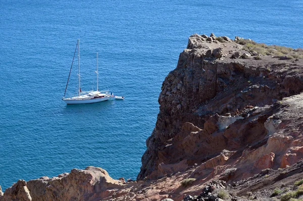 Westkust Van Het Eiland Madeira Baai Tussen Rotsen Met Jacht — Stockfoto