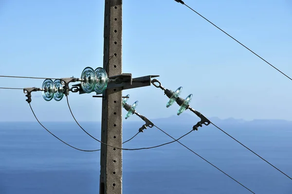 Polo Alto Voltaje Con Aislantes Cables Contra Cielo Azul Poste — Foto de Stock