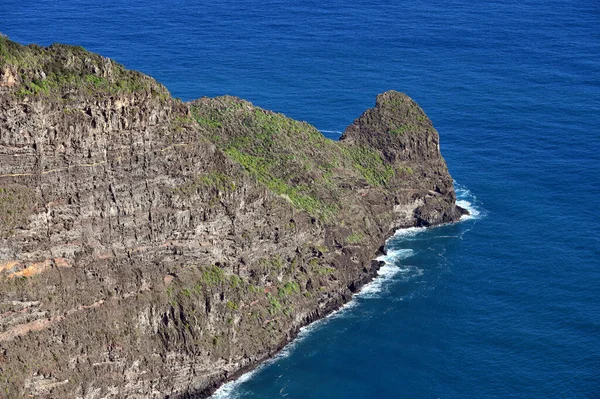 Kayalık Deniz Kıyısının Manzarası Deniz Dalgaları Kayalara Çarpıyor — Stok fotoğraf