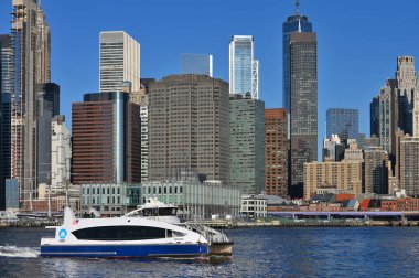 New York City - 14 Şubat 2023 New York City, Manhattan New York, ABD 'deki East River limanından siluet.