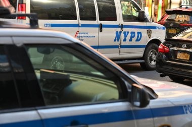New York City - 15 Şubat 2023: NYC Polis arabaları New York, ABD 'de bir caddede.