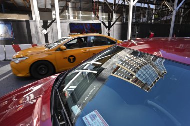 New York, ABD - 15 Şubat 2023: Manhattan, New York, ABD 'de caddede bina yansıması ve sarı taksiler