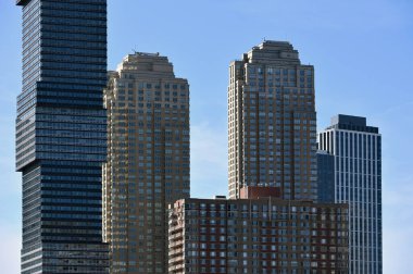 Jersey City, NJ, ABD - 15 Şubat 2023: Jersey City, New Jersey, ABD 'deki modern binalar