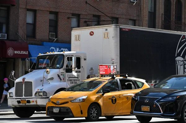 Nova Iorque Eua Fevereiro 2023 Táxis Amarelos Rua Manhattan Nova — Fotografia de Stock