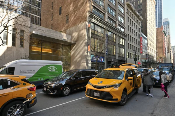Nueva York Estados Unidos Febrero 2023 Taxis Amarillos Calle Manhattan — Foto de Stock
