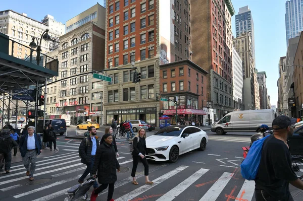 Nueva York Estados Unidos Febrero 2023 Personas Identificadas Calle Manhattan — Foto de Stock