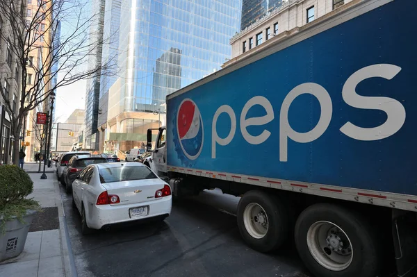 New York Amerika Serikat Februari 2023 Truk Pengantar Pepsi Jalan — Stok Foto
