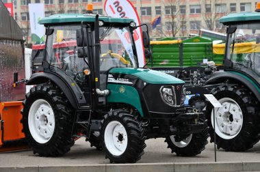 Kaunas, Litvanya - 30 Mart 2023: Kaunas, Litvanya 'daki Uluslararası Tarım Fuarı' nda Arbos kompakt traktör aracı.