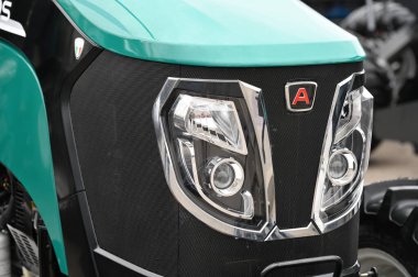 Kaunas, Litvanya - 30 Mart 2023: Arbos kompakt traktör Kaunas, Litvanya 'daki Uluslararası Tarım Fuarında yakın plan.