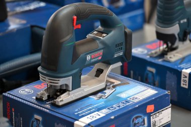Kaunas, Litvanya - 30 Mart 2023: Kaunas, Litvanya 'da satılık profesyonel elektrikli Bosch marka araçları.