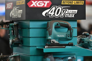 Kaunas, Litvanya - 30 Mart 2023: Kaunas, Litvanya 'da satılık profesyonel elektrikli Makita marka araçlar.