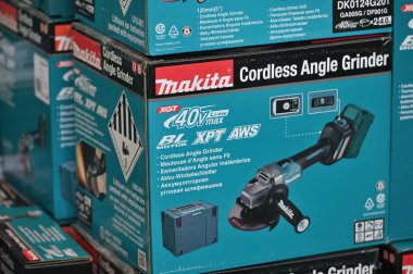 Kaunas, Litvanya - 30 Mart 2023: Kaunas, Litvanya 'da satılık profesyonel elektrikli Makita marka araçlar.