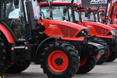 Kaunas, Litvanya - 30 Mart 2023: Kaunas, Litvanya 'daki Uluslararası Tarım Fuarı' nda Zetor traktör aracı.