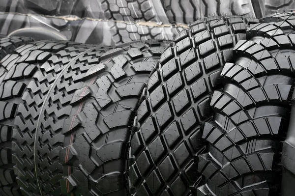 Große Schwarze Lkw Reifen Aus Nächster Nähe — Stockfoto