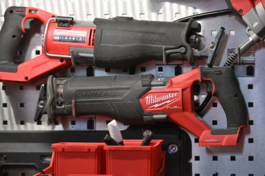 Kaunas, Litvanya - 30 Mart 2023: Kaunas, Litvanya 'da satılık profesyonel elektrikli Milwaukee marka araçlar