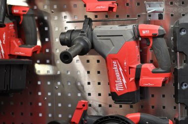 Kaunas, Litvanya - 30 Mart 2023: Kaunas, Litvanya 'da satılık profesyonel elektrikli Milwaukee marka araçlar