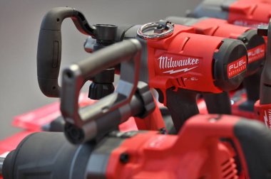 Kaunas, Litvanya - 30 Mart 2023: Kaunas, Litvanya 'da satılık profesyonel elektrikli Milwaukee marka araçlar