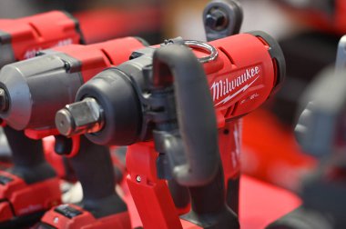 Kaunas, Litvanya - 30 Mart 2023: Kaunas, Litvanya 'da satılık profesyonel elektrikli Milwaukee marka araçlar