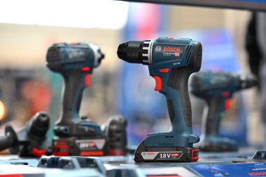 Kaunas, Litvanya - 30 Mart 2023: Kaunas, Litvanya 'da satılık profesyonel elektrikli Bosch marka araçları.